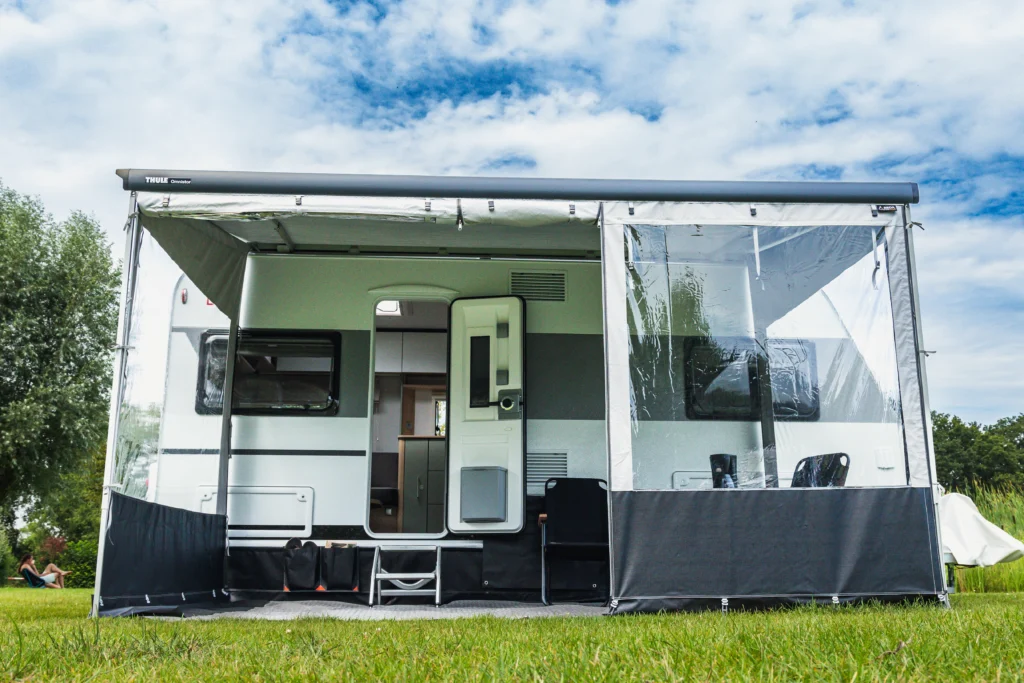 Nomad voorwand met deur cassetteluifel